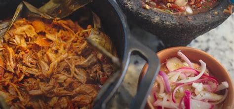  Cochinita Pibil: Juicy Slow-Roasted Pork Meets Vibrant Citrus Marinades!