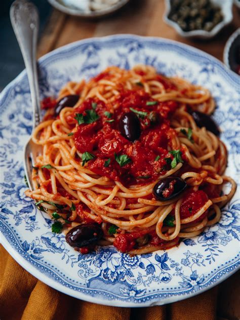  Spaghetti alla Puttanesca - Kokea Herkullinen Italian Mausteinen ja Savuinen Istuva Ruoka!