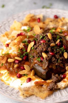  Fatteh Maqdoos! A Culinary Symphony of Crunchy Pita and Tangy Tamarind Sauce!